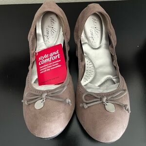Deflex brand comfort ballet flats in taupe. Size 8.5